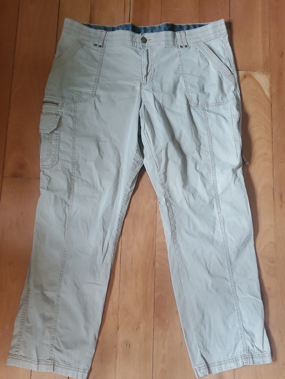 Natural Reflections Cargo Pants in Light Gray Pockets Pockets Pockets Size 18